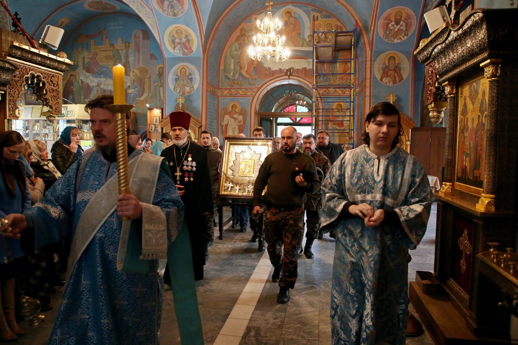 Казачий крестный ход с иконой избавительница. Крестный ход в Никольском соборе в Можайске.