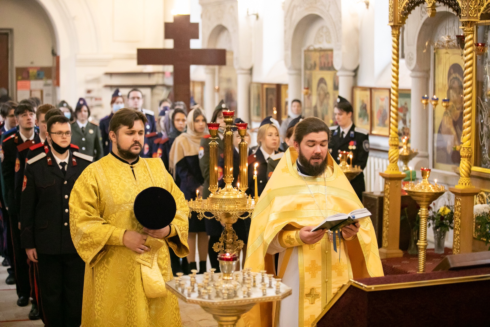 Пензенский казачий институт им разумовского. МГУТУ Разумовского студент. Казачий институт Москва. Казачий институт в Москве имени Разумовского. Казаки возле церкви.